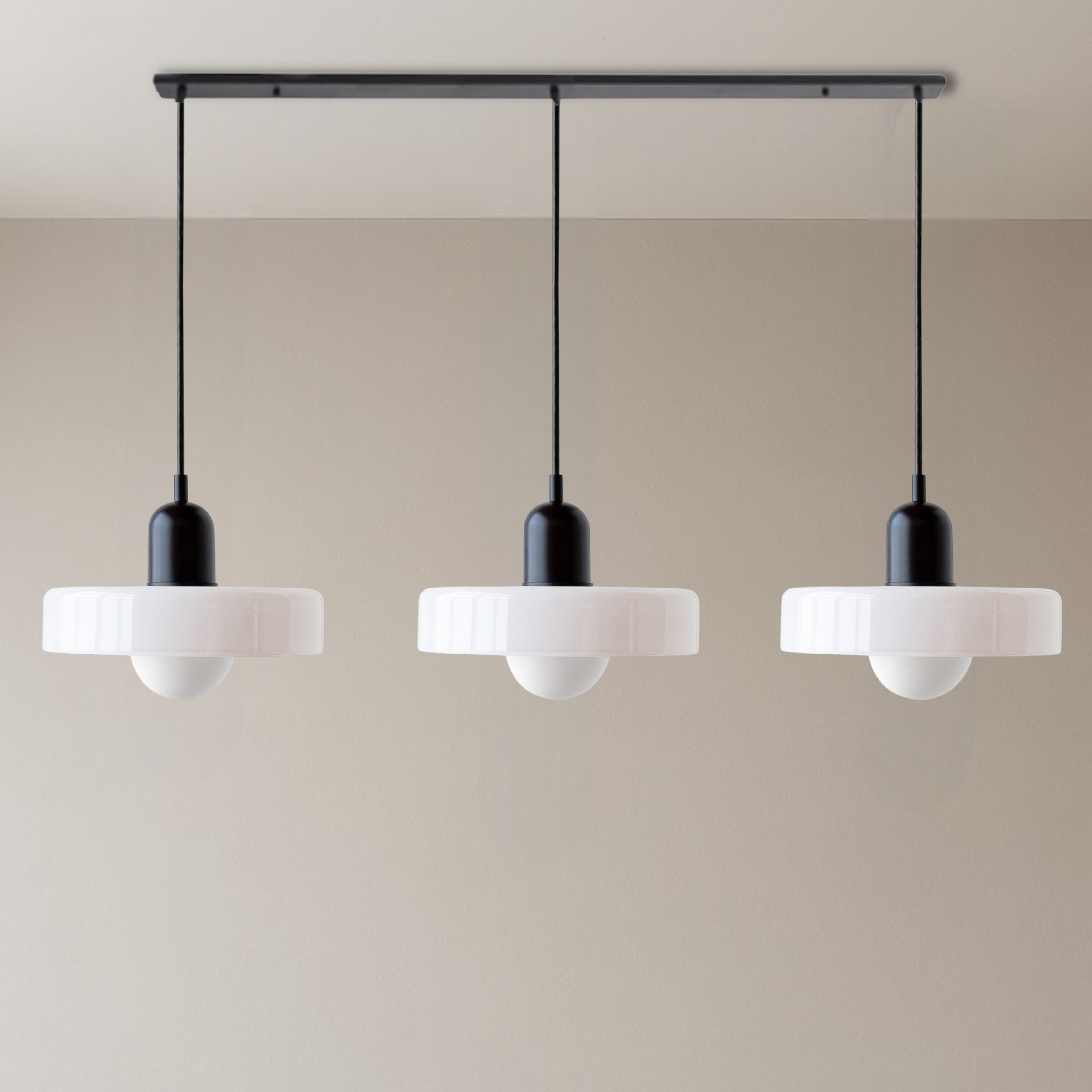 Lampada a sospensione Bauhaus a 3 teste in vetro colorato