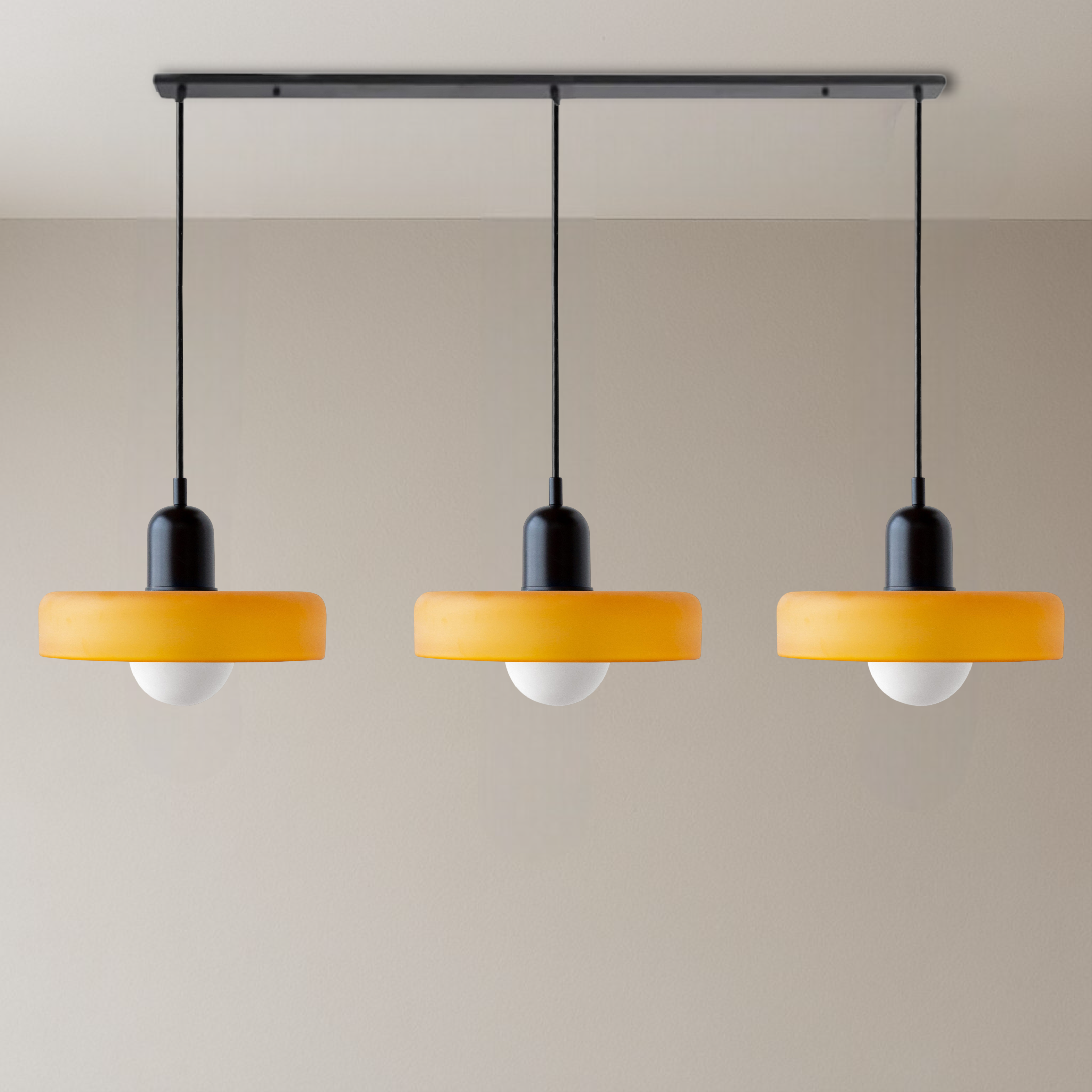 Lampada a sospensione Bauhaus a 3 teste in vetro colorato