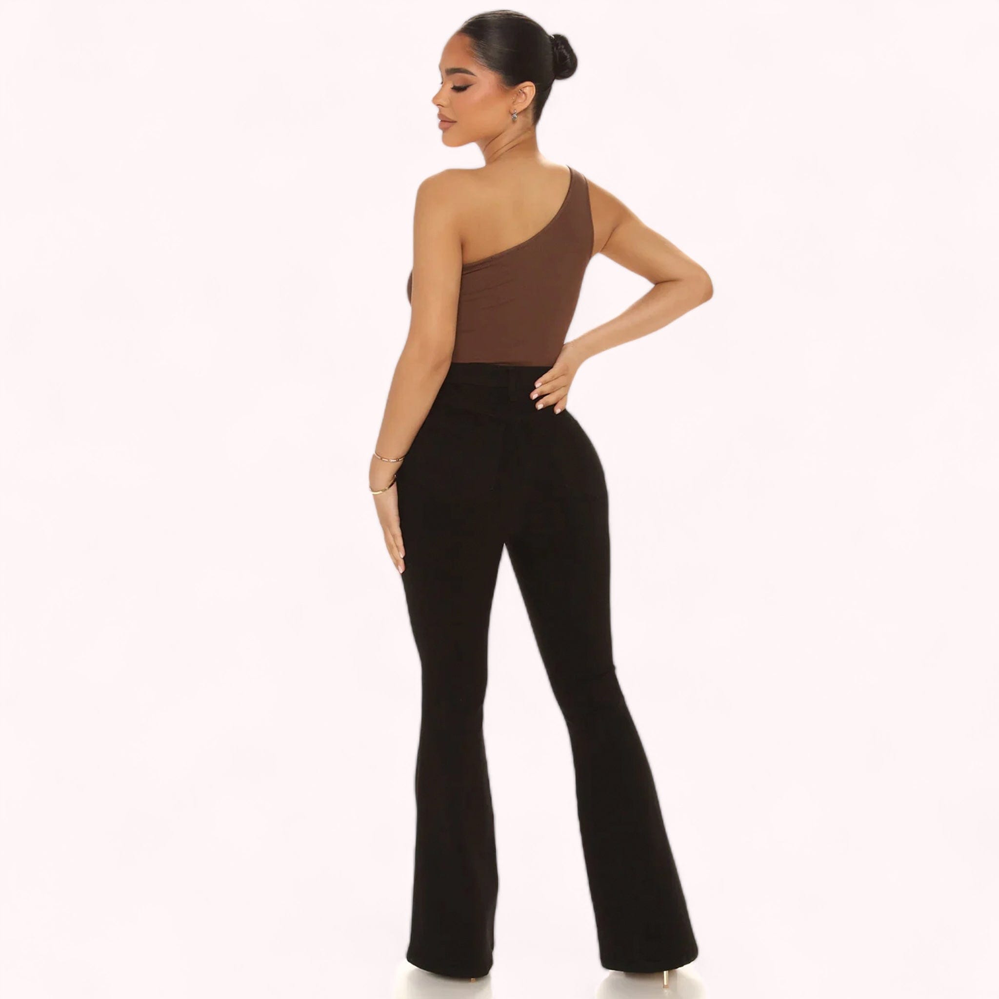 Jean femme taille haute courbe lift en noir, denim de qualité, confiance en soi et confort maximal assurés