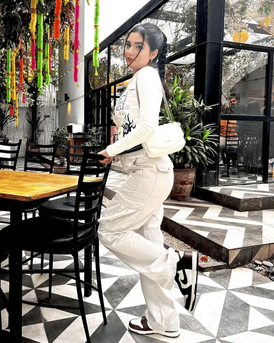 Pantalon cargo Lea en jean ajusté avec poches pratiques - Confort maximal et style décontracté