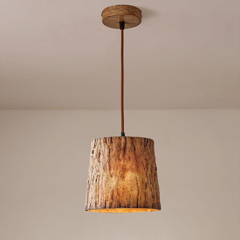 Lampada a sospensione in tronchi di legno