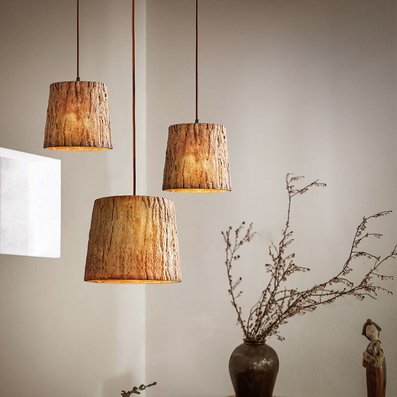 Lampada a sospensione in tronchi di legno