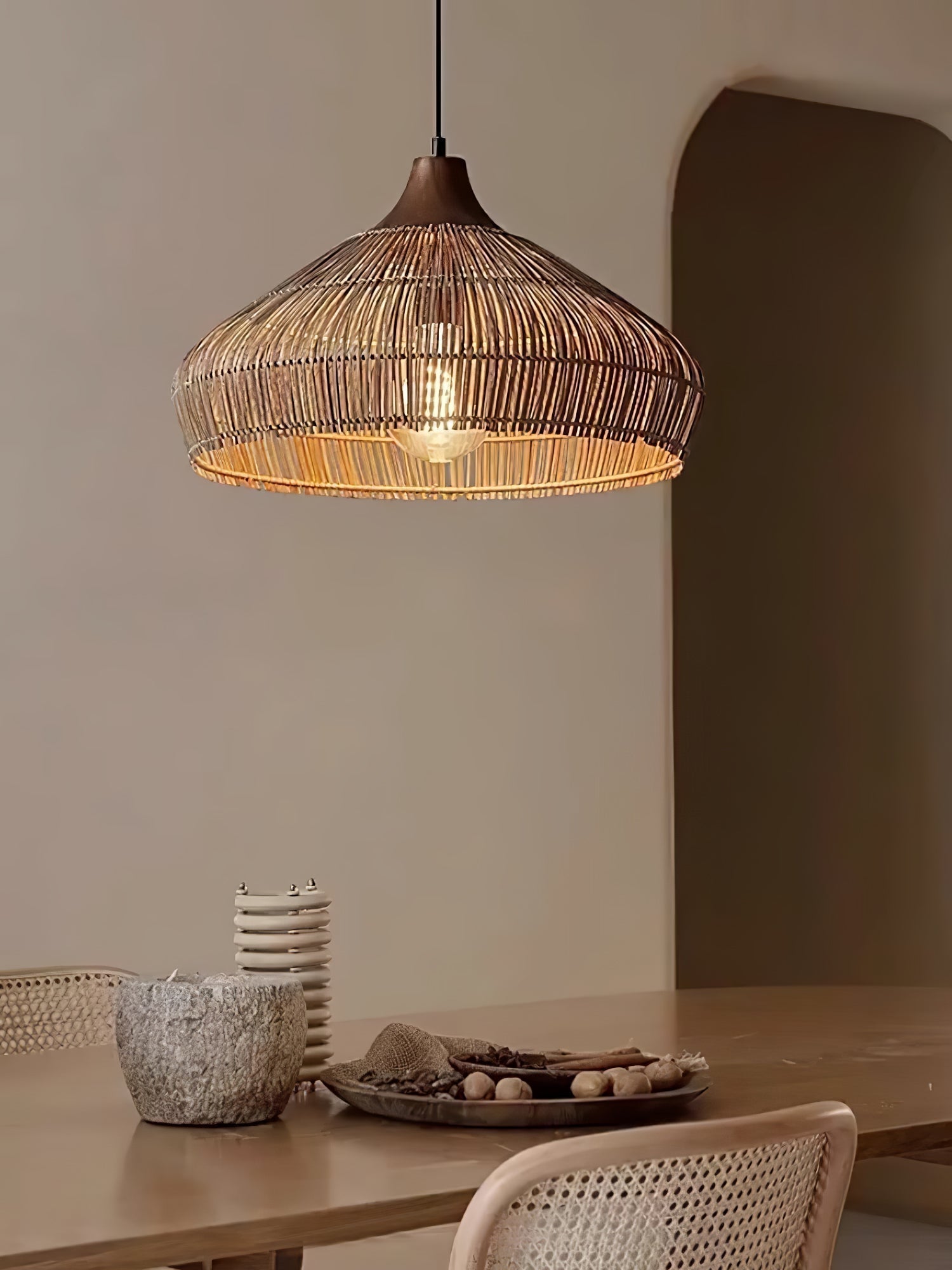 Lampada sospesa in vimini e rattan