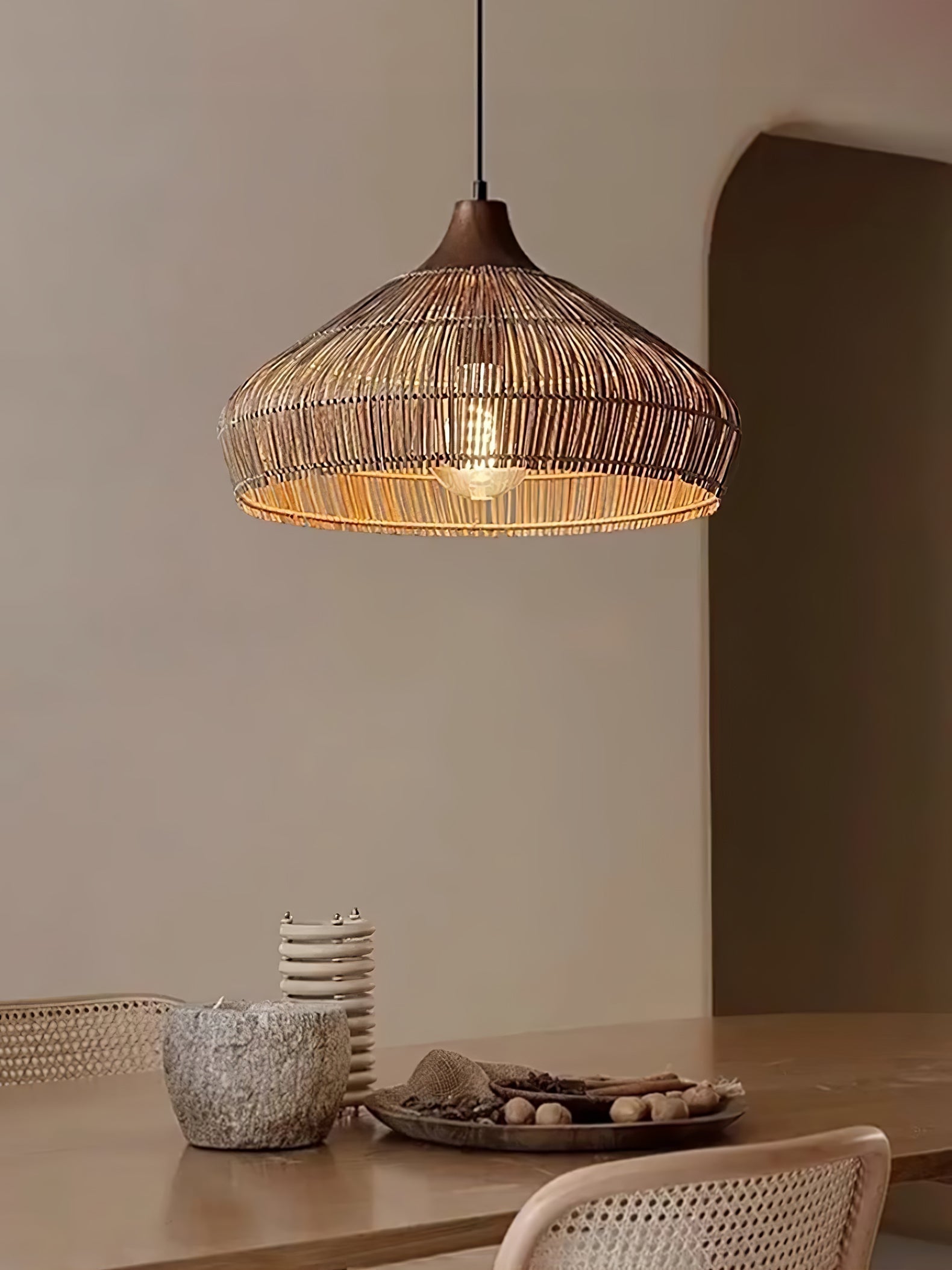 Lampada sospesa in vimini e rattan