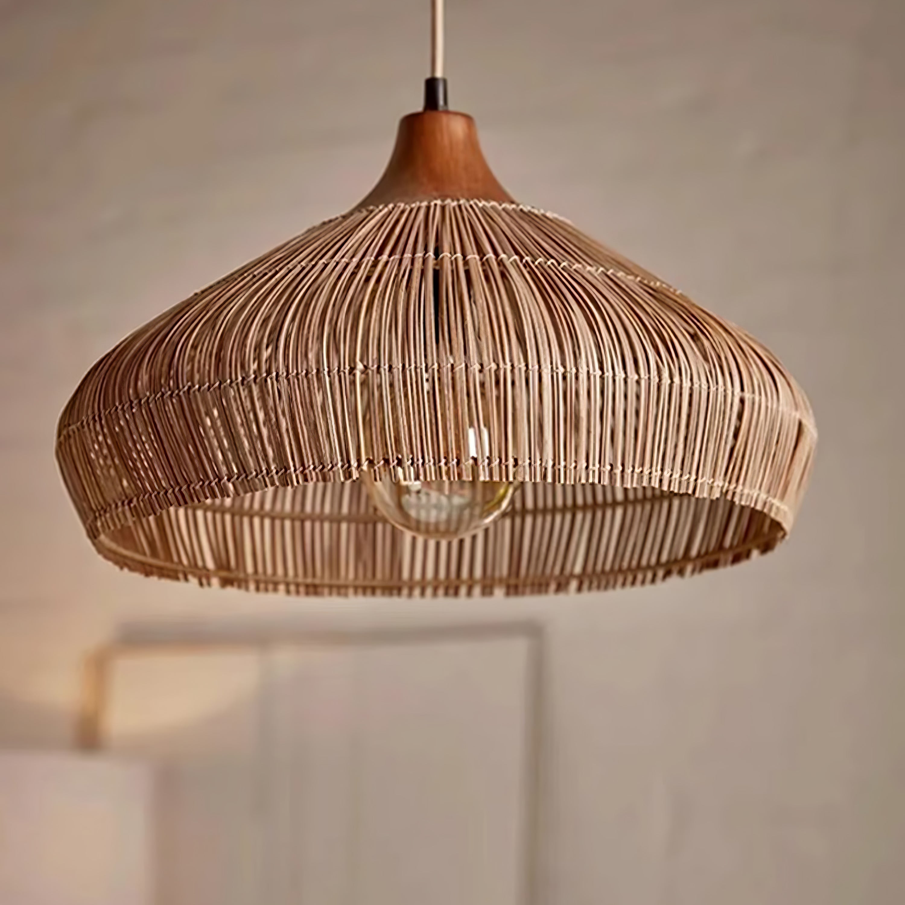 Lampada sospesa in vimini e rattan