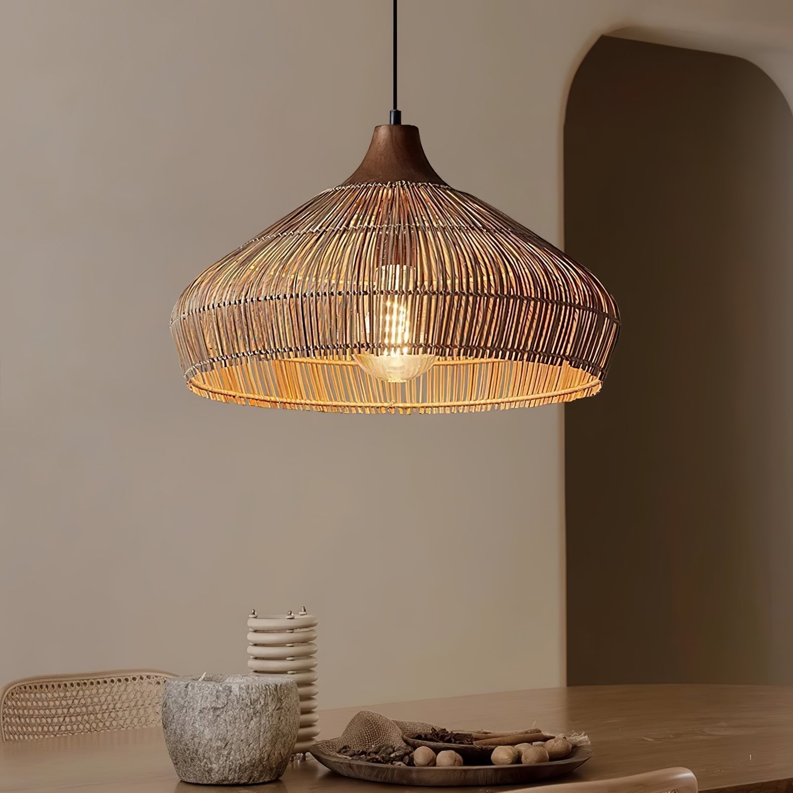 Lampada sospesa in vimini e rattan
