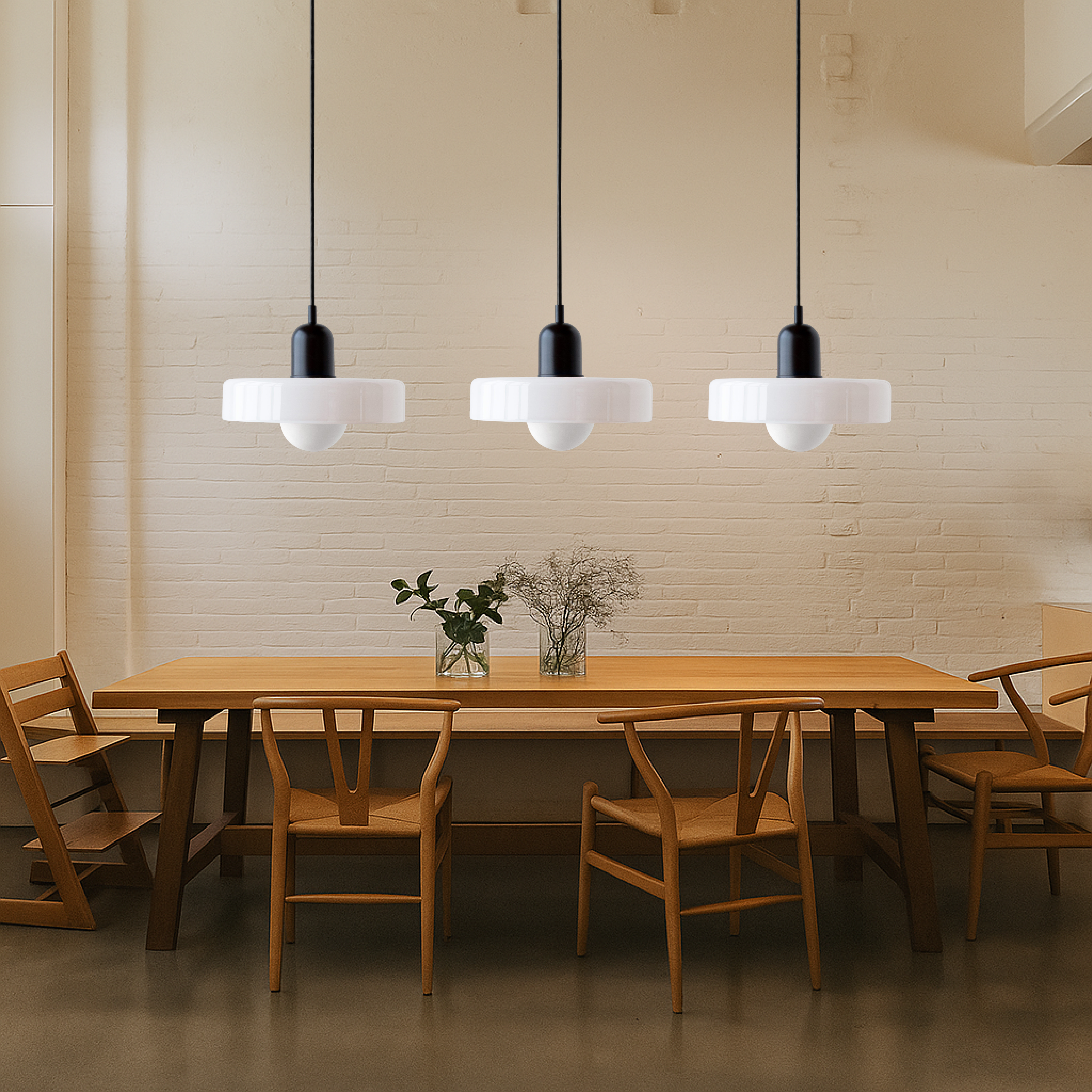 Lampada a sospensione Bauhaus a 3 teste in vetro colorato